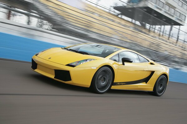 Giallo Lamborghini Gallardo marchio italiano auto sulla strada