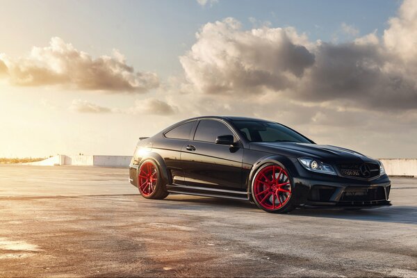 Mercedes C63 black series arriva al tramonto