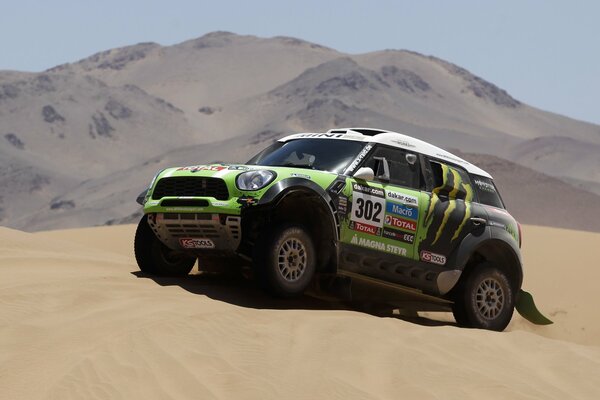 Carreras en el desierto en un coche especial