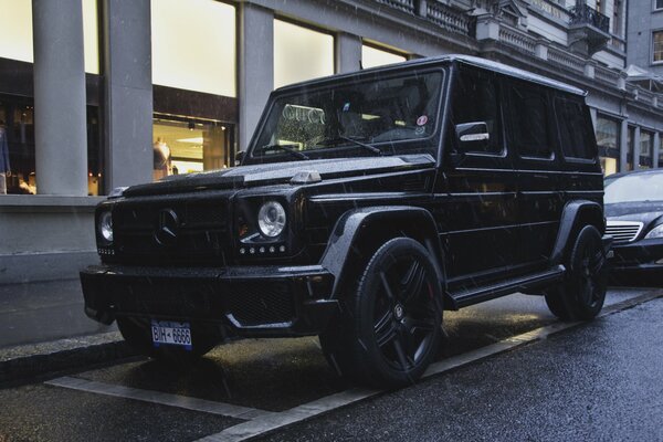 Gelendvagen nero nel parcheggio del ristorante