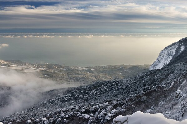 Les nuages s approchent du Mont ai-Petri