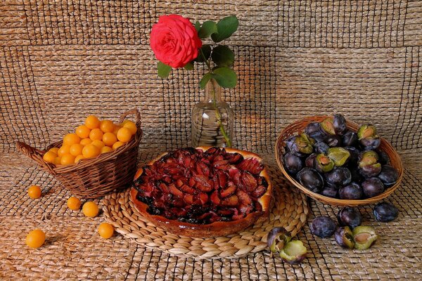 Paysage fruité avec rose rouge pour nature morte