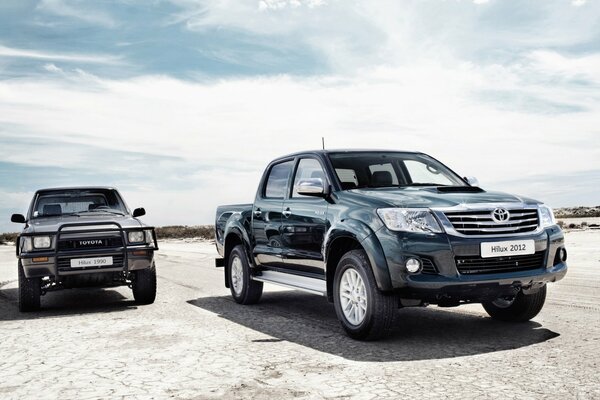 Dos Toyota. Ambos son pick-up.. Diferentes años de producción