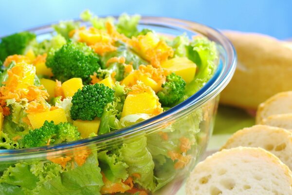 Ensalada de brócoli y hojas con pan