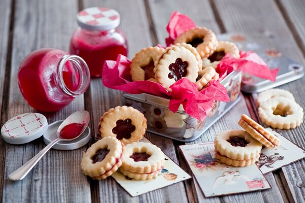 Galletas de mermelada en un frasco con decoración