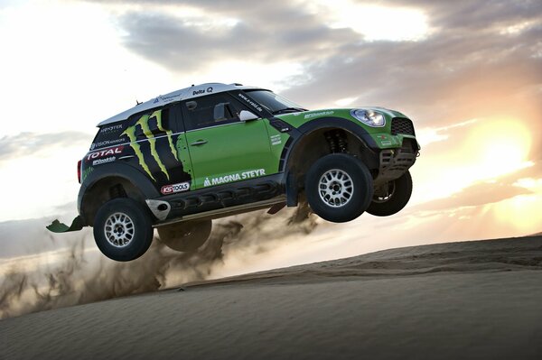 El Mini Cooper verde conquista el circuito del Dakar