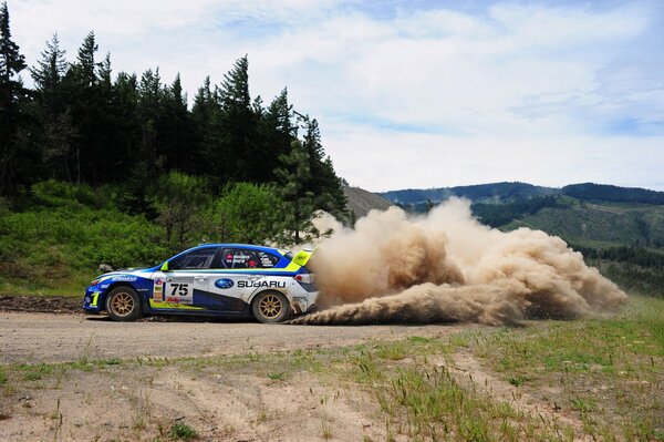 La voiture de course surmonte efficacement le virage, laissant derrière elle des bouffées de poussière