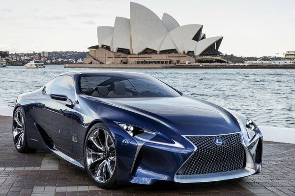 Lexus LF-lc azul en el fondo de la Ópera de Sydney