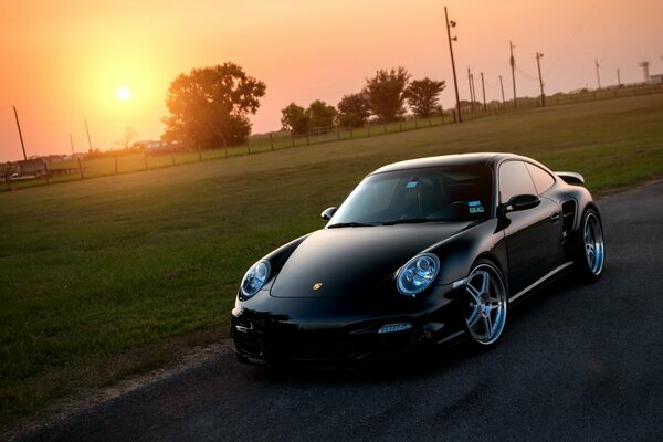 Porsche 911 Turbo noir au coucher du soleil