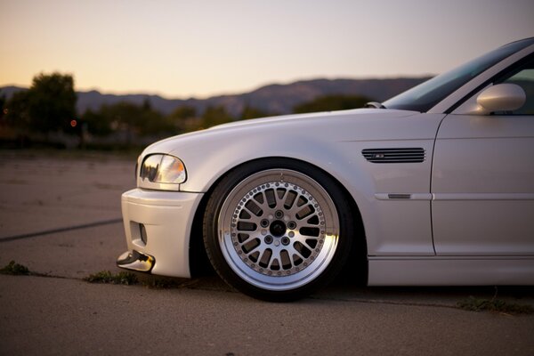 Low Landing White autoland Rover