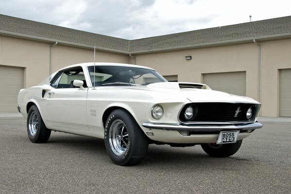 Ford Mustang 1969 in white