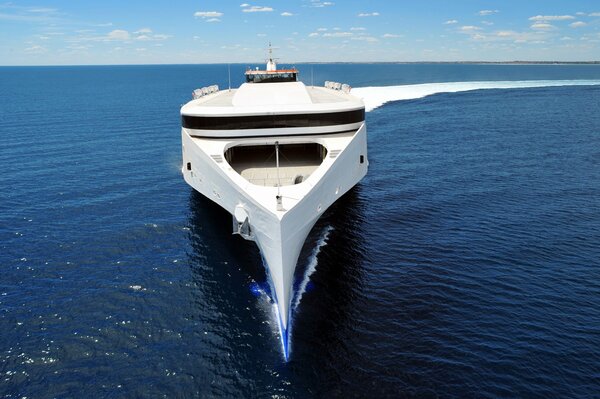 El barco blanco corta la superficie del mar