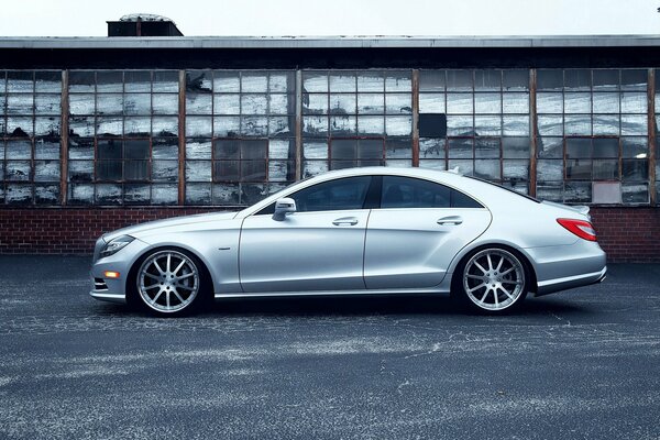 Mercedes Benz Silber auf dem Hintergrund einer verlassenen Fabrik (Loft-Stil)