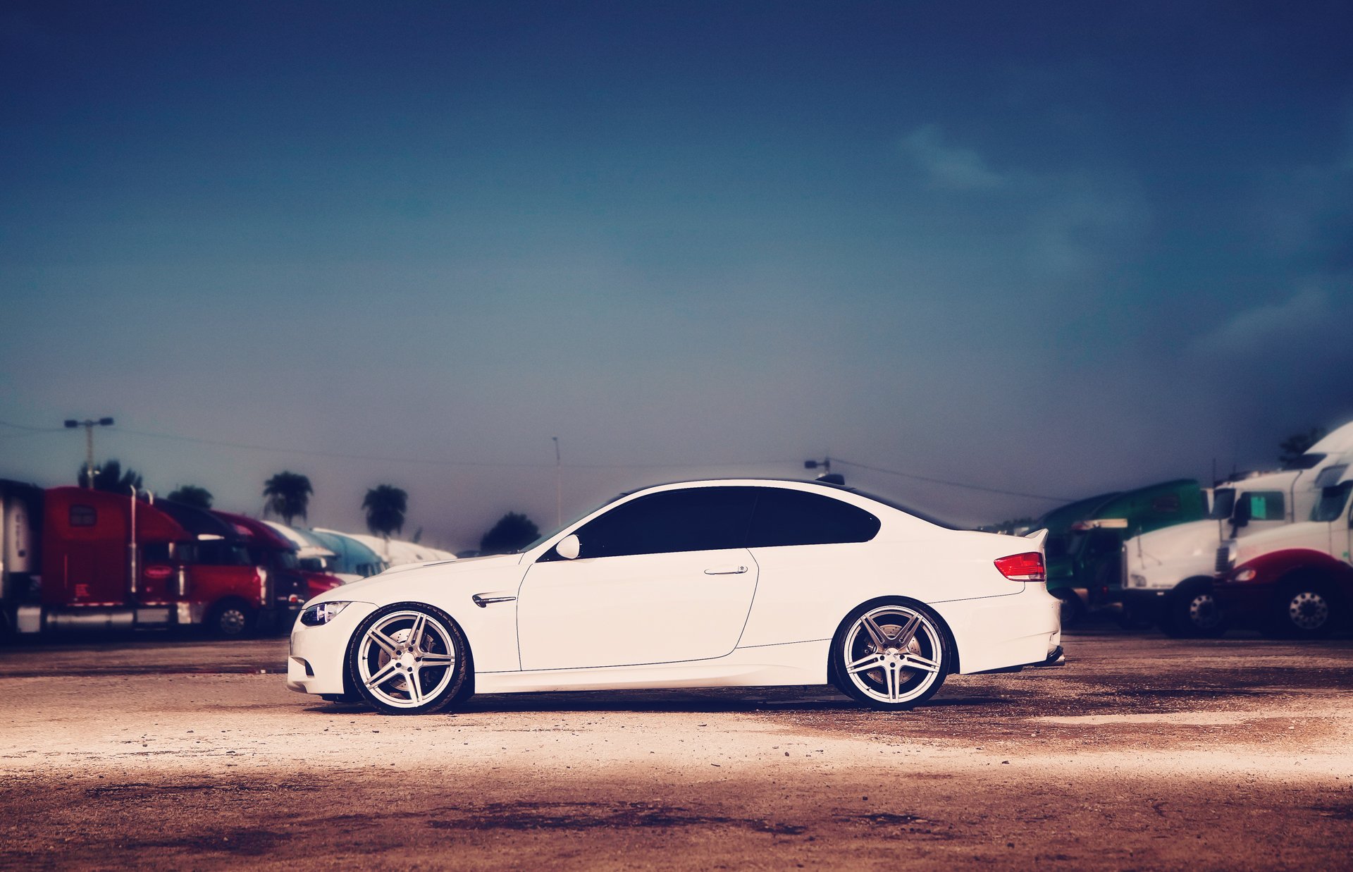 bmw e92 m3 blanco blanco estacionamiento camiones