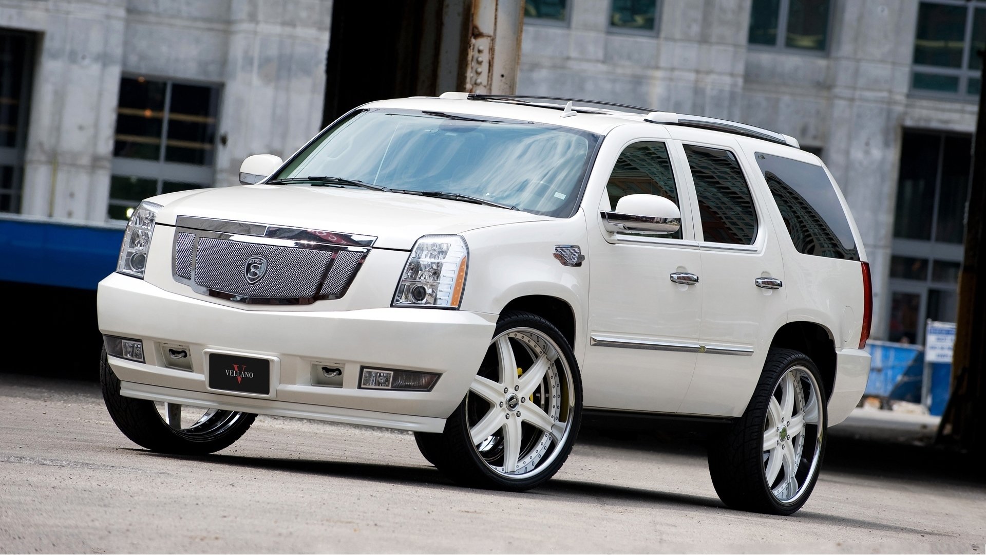 cadillac escalade białe koła cadillac escalade tuning felgi przyciemniane okna budynku