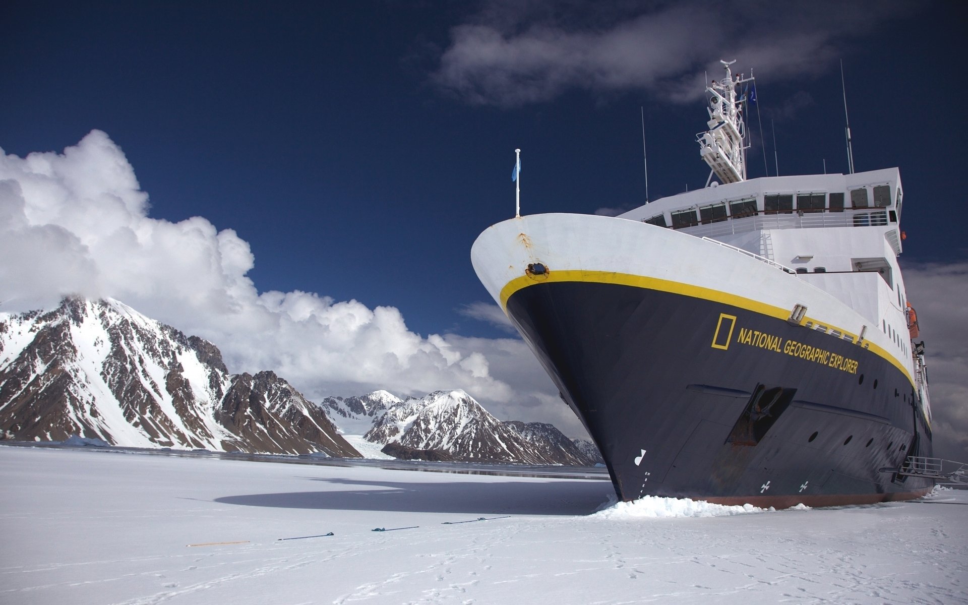 national geographic explorer nave da crociera di spedizione nave classe 1a rompighiaccio serbatoio uomo ghiaccio ponte cielo montagne giorno