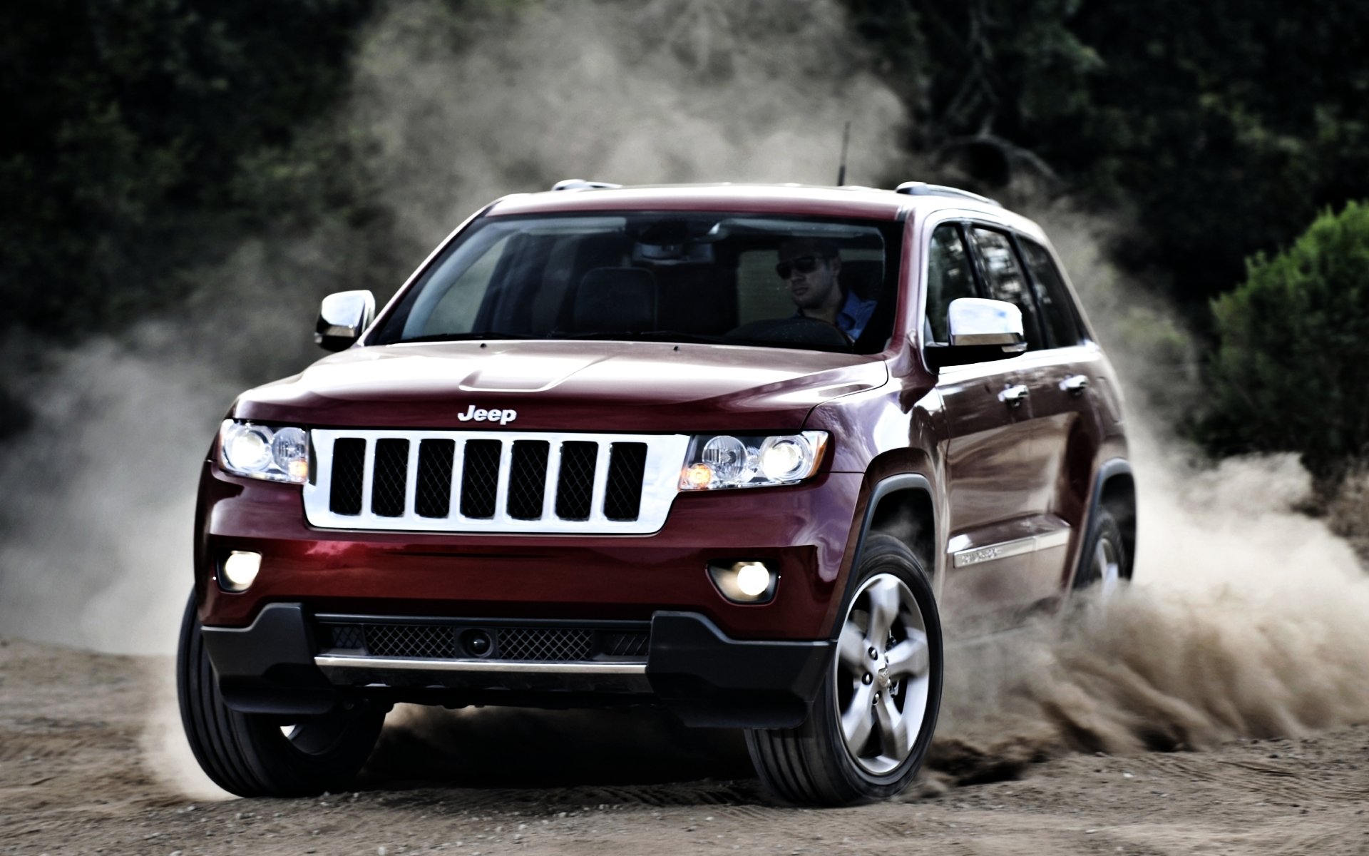 jeep grand cherokee grand cherokee suv avant rouge dérapage.poussière