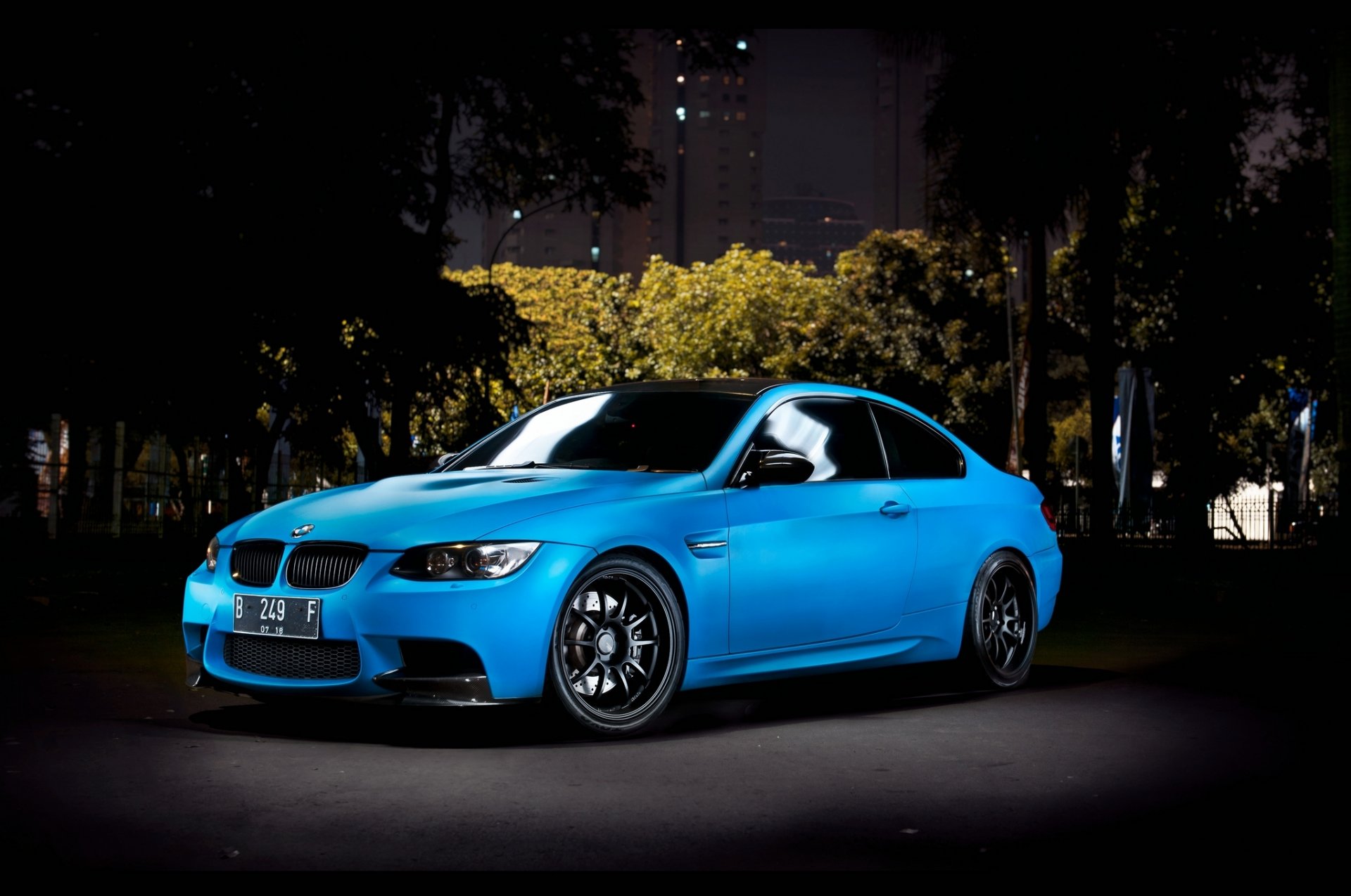 bmw m3 auto samochody tuning noc miasto drzewa