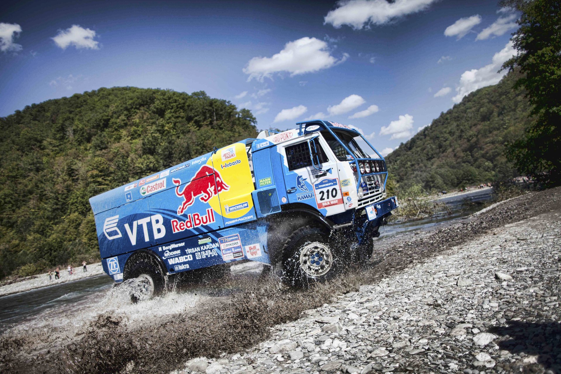 kamaz rajd paryż-dakar ciężarówka kamaz-master rzeka kurz góry rozpryski