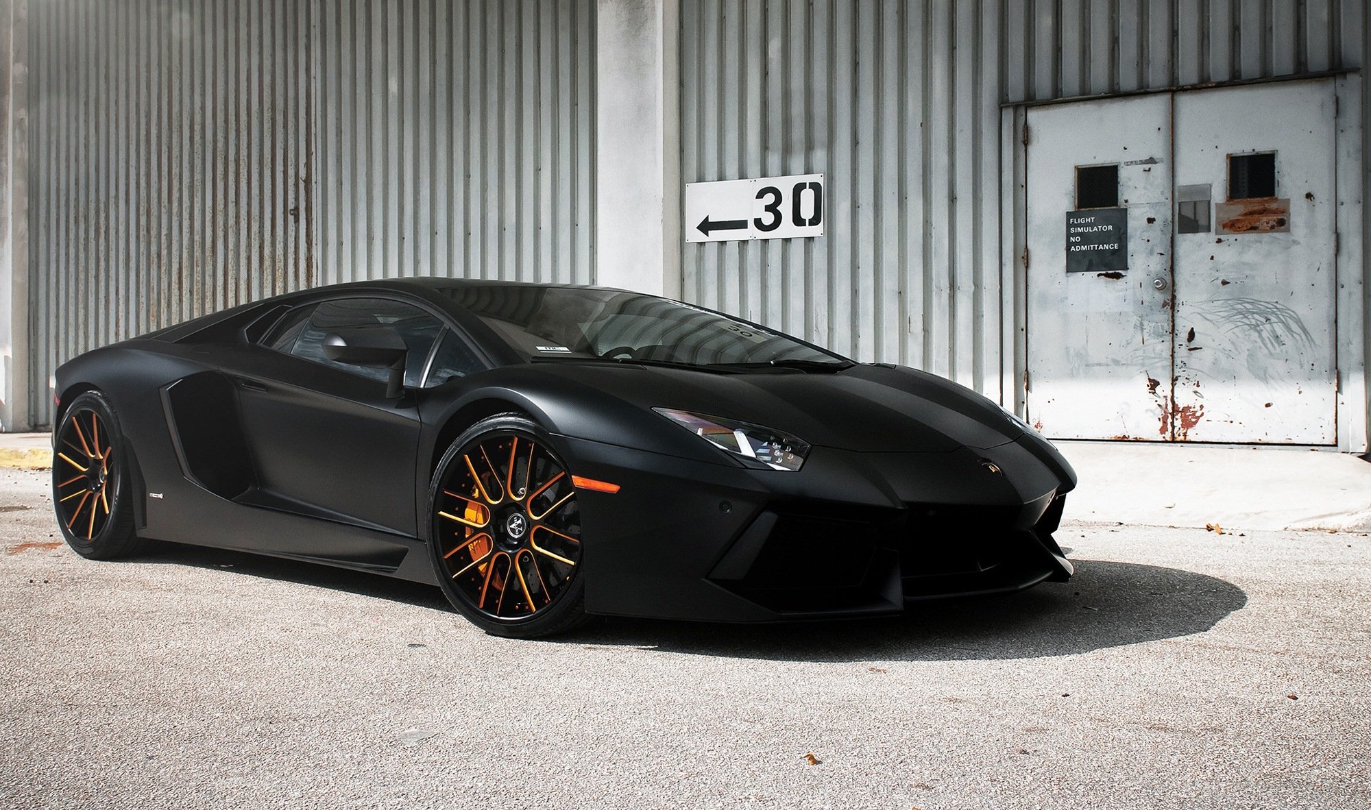 lamborghini aventador lp700-4 noir lamborghini aventador vue latérale disques bâtiment porte pointeur