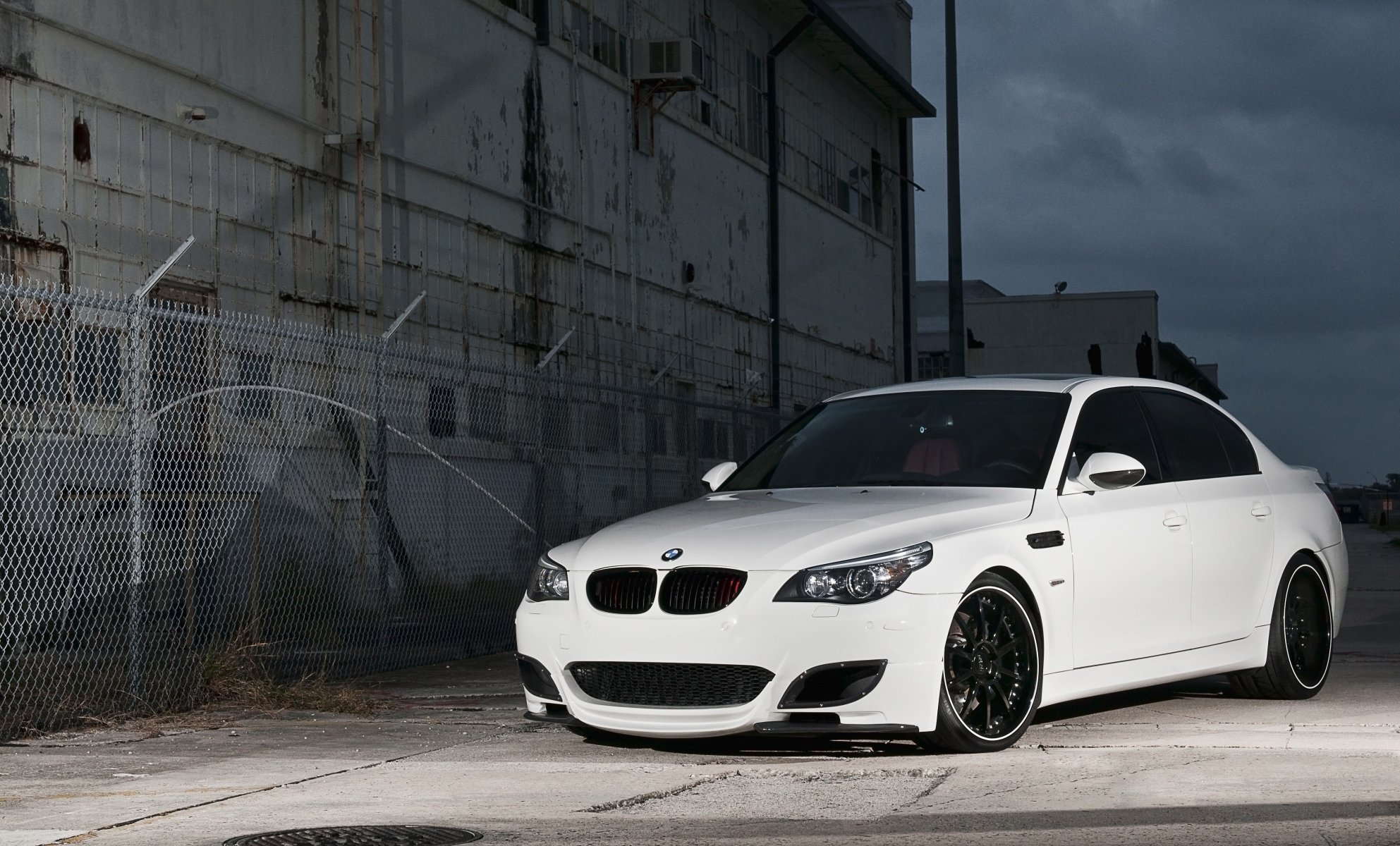 bmw m5 e60 blanco bmw cerca alambre de púas