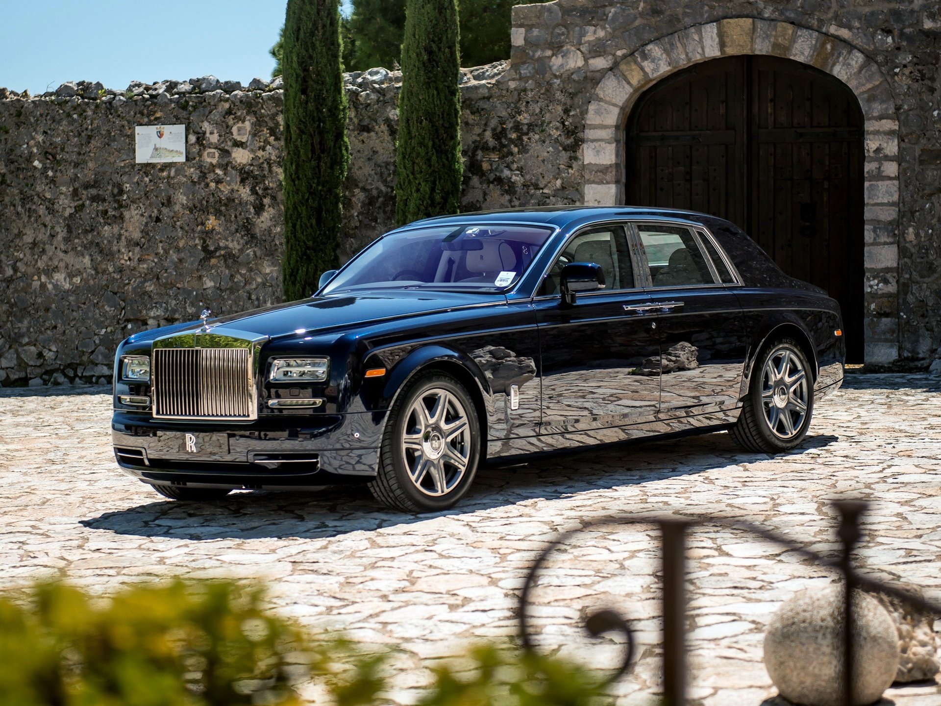 tapeta samochodowa czarny prestiżowy rolls-royce phantom 2012 na pulpit tapeta samochodowa rolls-royce phantom piękny samochód