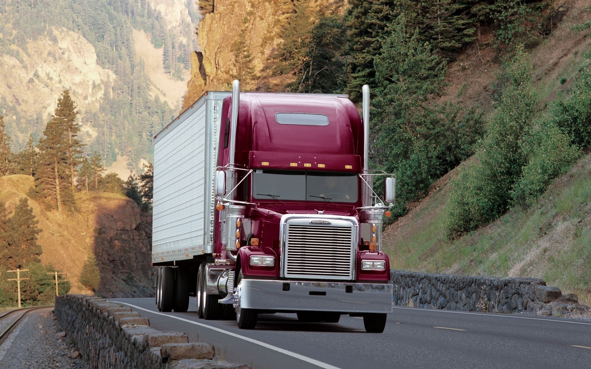 freightliner klassisch freightliner klassik lkw traktor trak track front straße wald bäume berge