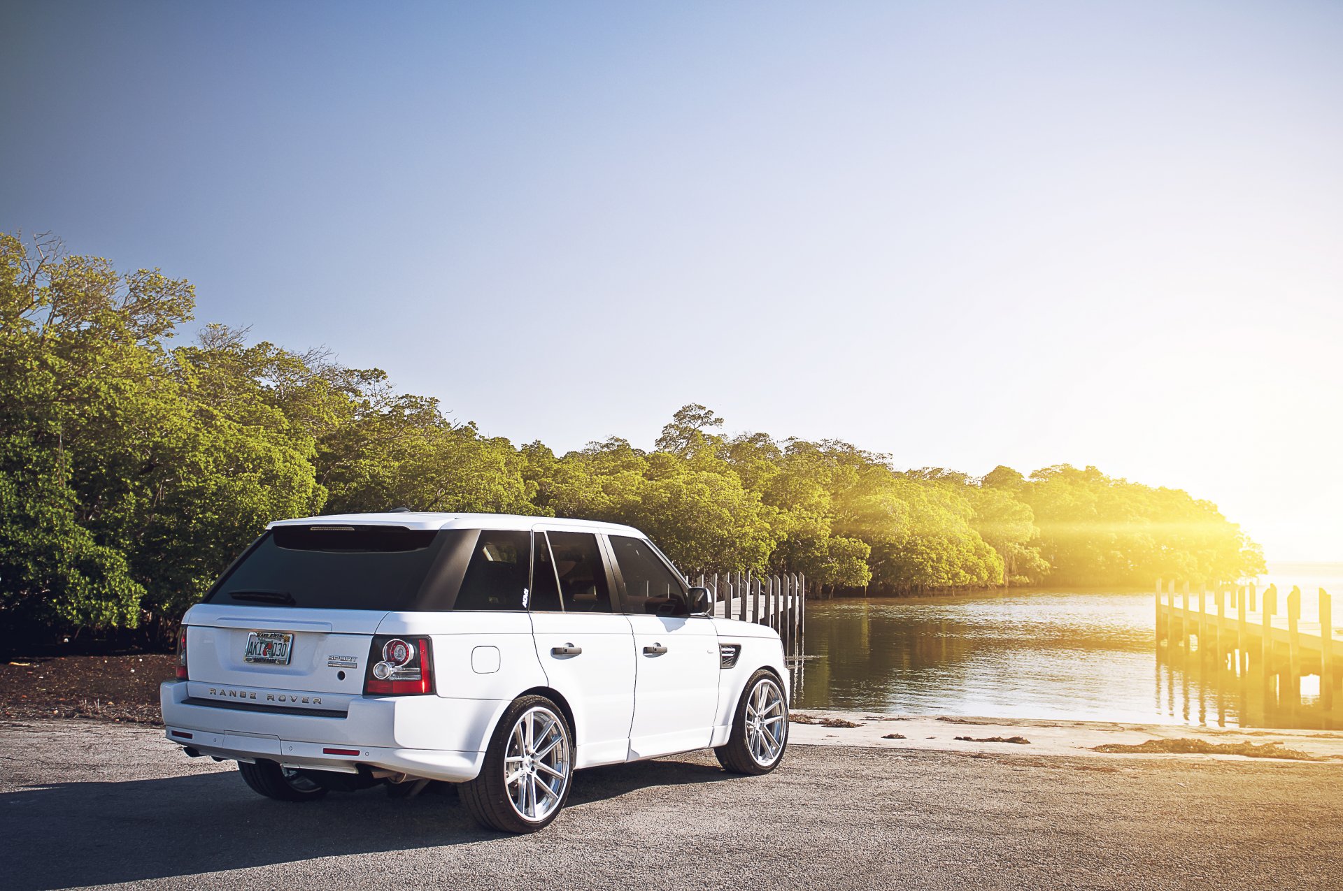 land rover range rover sport bianco land rover range rover molo fiume alberi sole bagliore