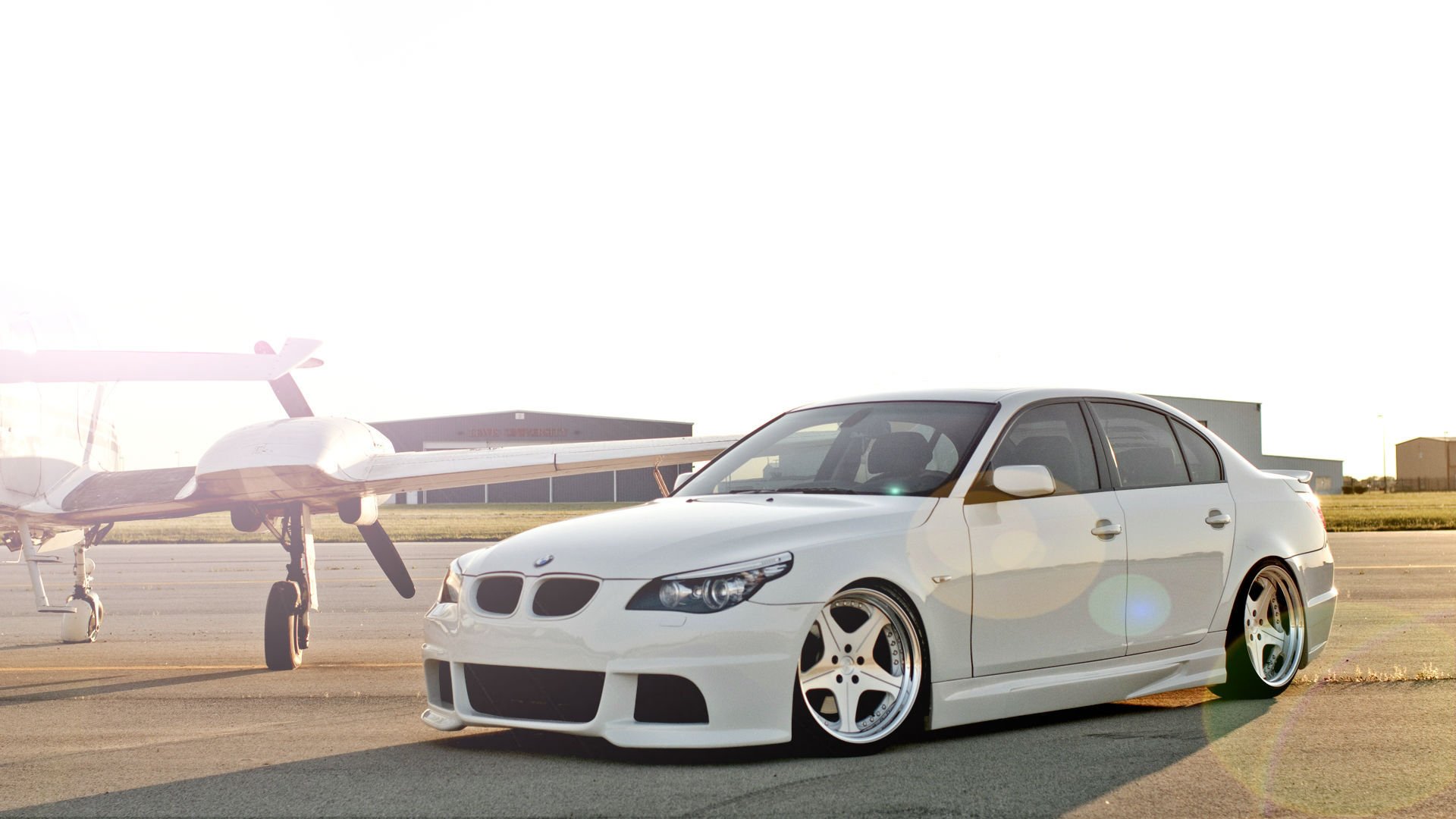 voiture papier peint blanc bmw m5 e60 tuning soleil pour le bureau papier peint blanc bmw m5 e60 aérodrome avion voiture belle debout avant