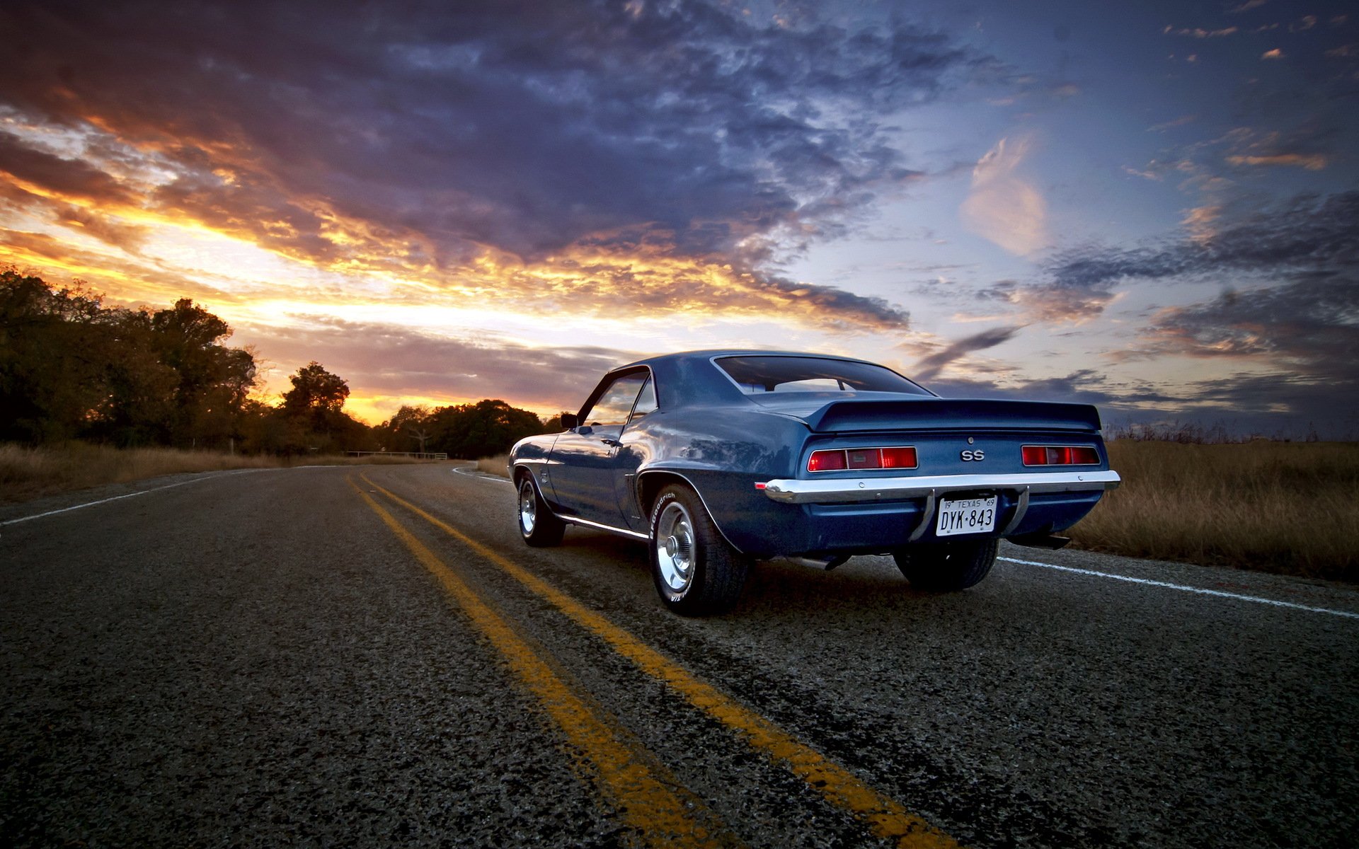 camaro carretera puesta de sol