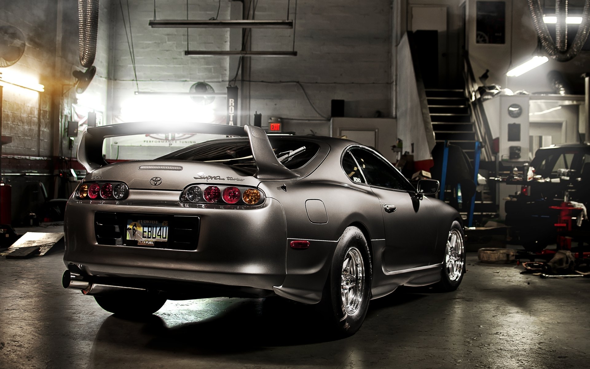 toyota oben toyota supra sportwagen grau rückansicht tuning felgen garage