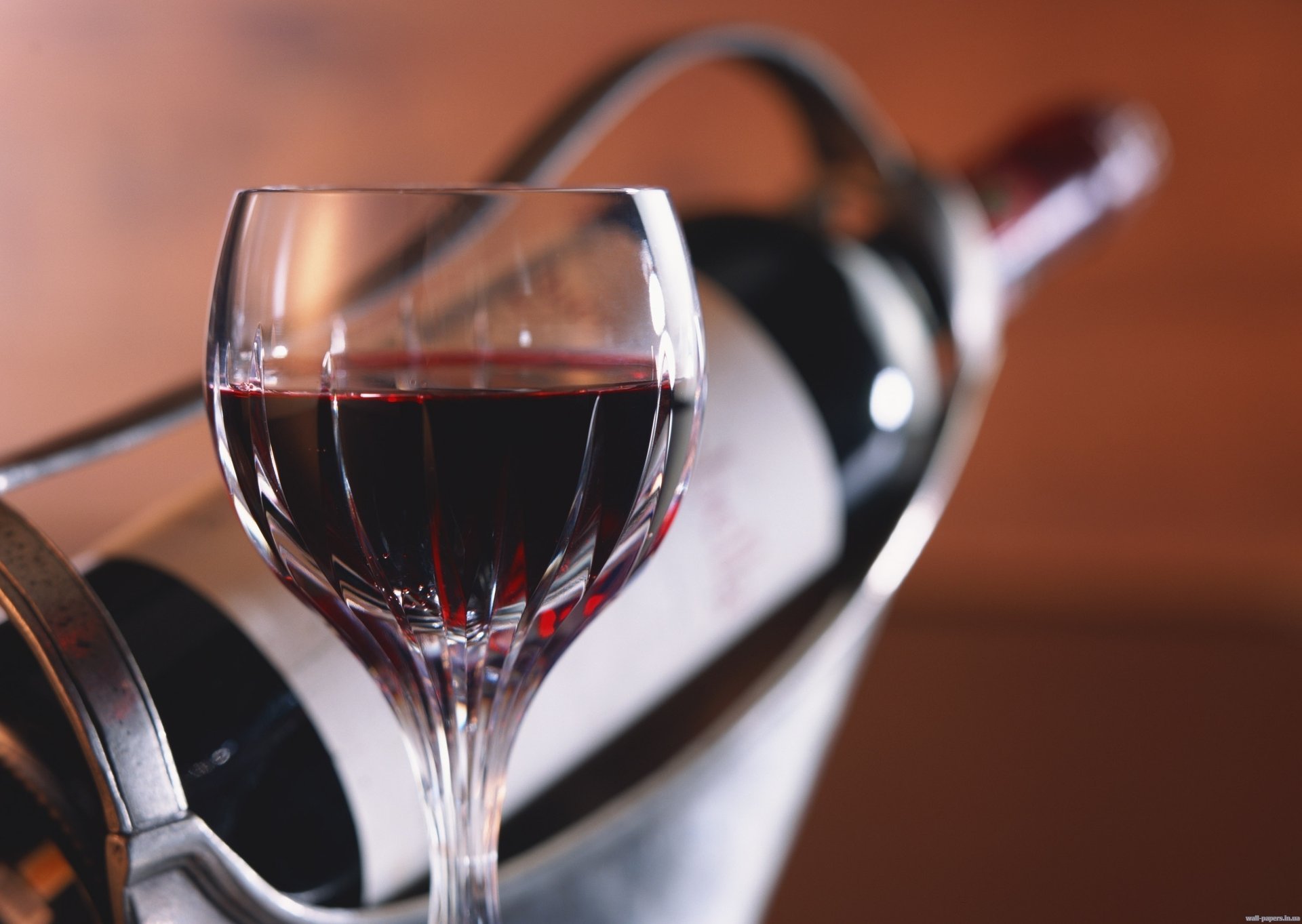 bouteille dans le support verre à vin vin rouge