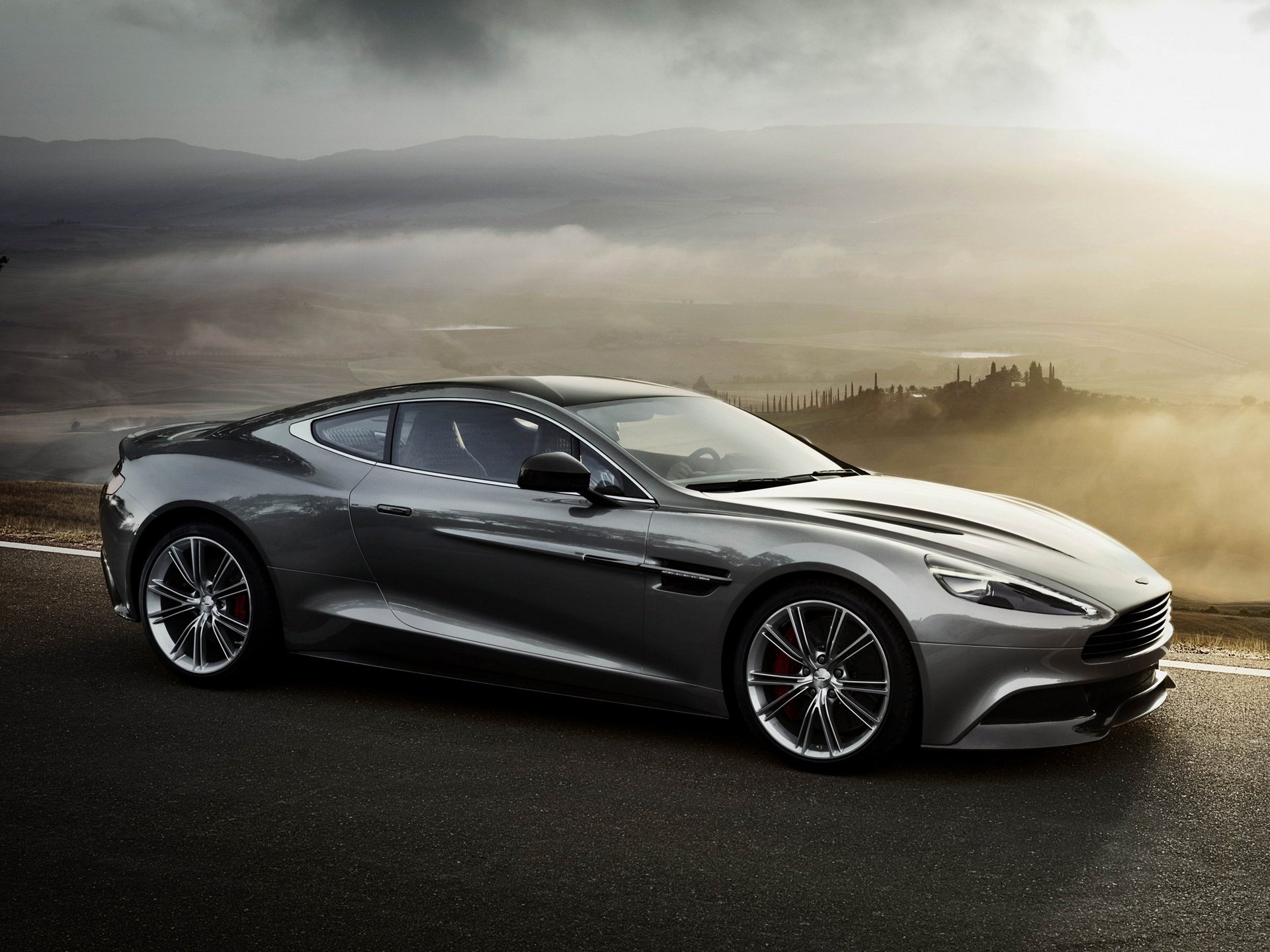 auto hintergrundbilder aston martin vanquish 2012 für desktop automobil tapete aston wenquish neu maschine steht berge nebel schön