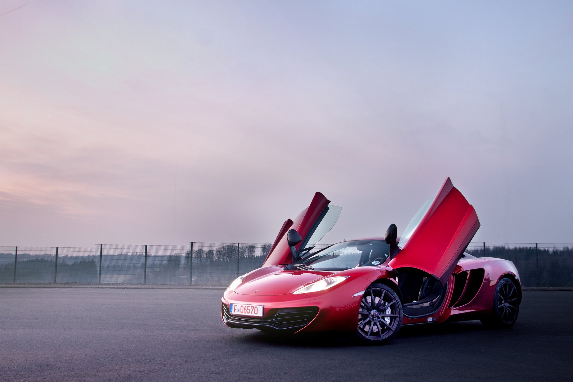 mclaren mp4-12c rosso mclaren rosso supercar porte aperte porte a farfalla