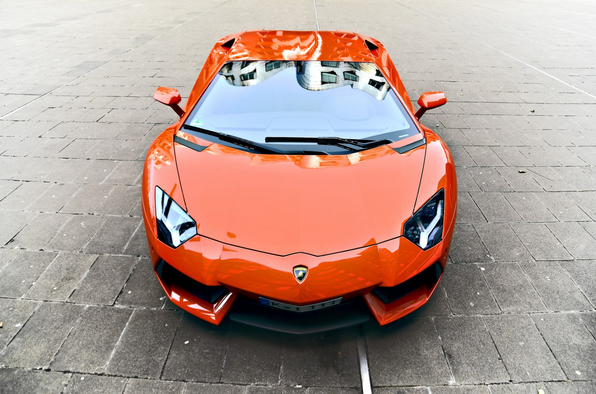 lamborghini aventador lp700-4 pomarańczowy lamborghini aventador przód odbicie kostka brukowa