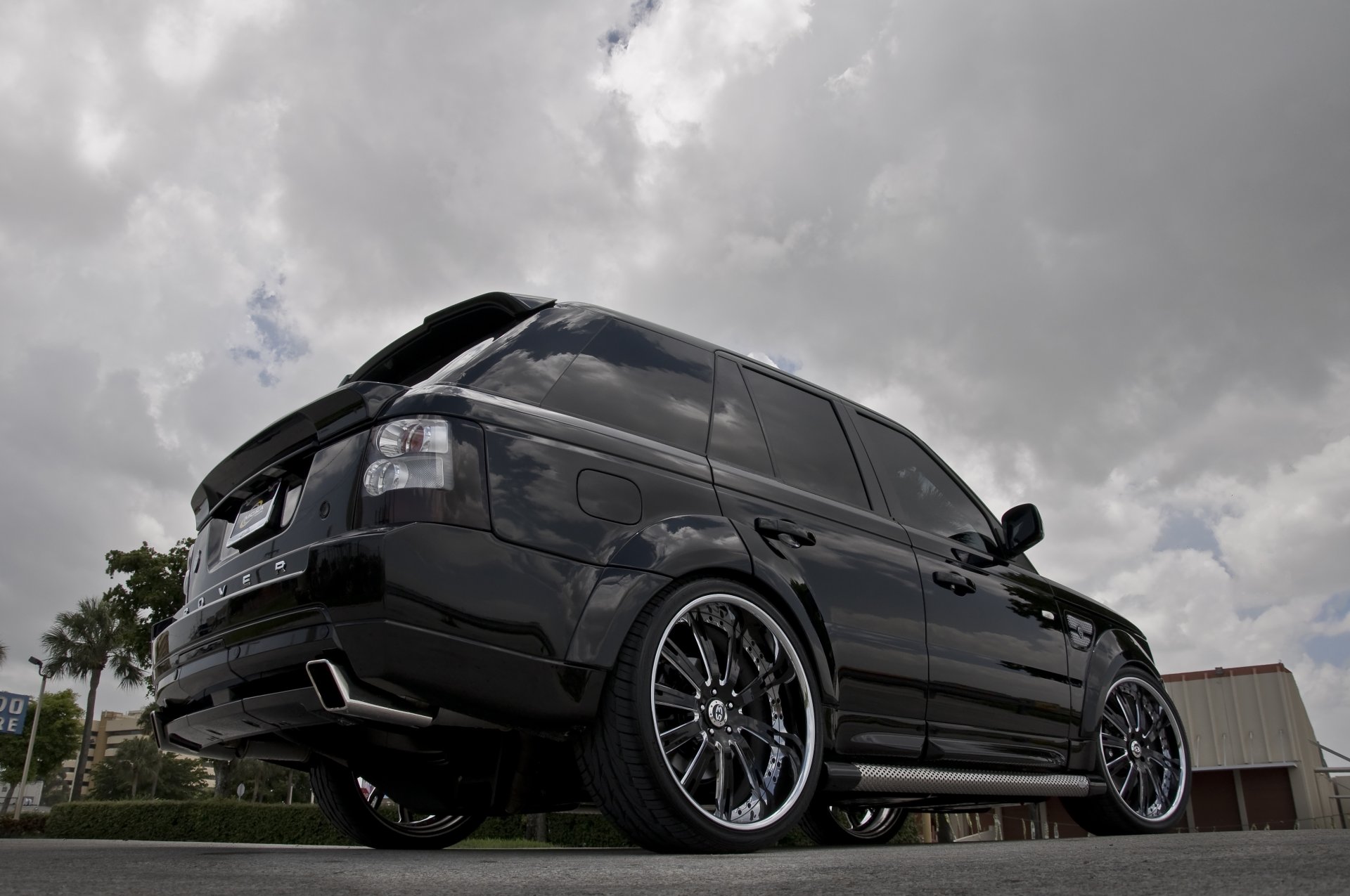 lande rover range rover czarny tuning koła land rover range rover przyciemniane rury wydechowe felgi niebo chmury drzewa