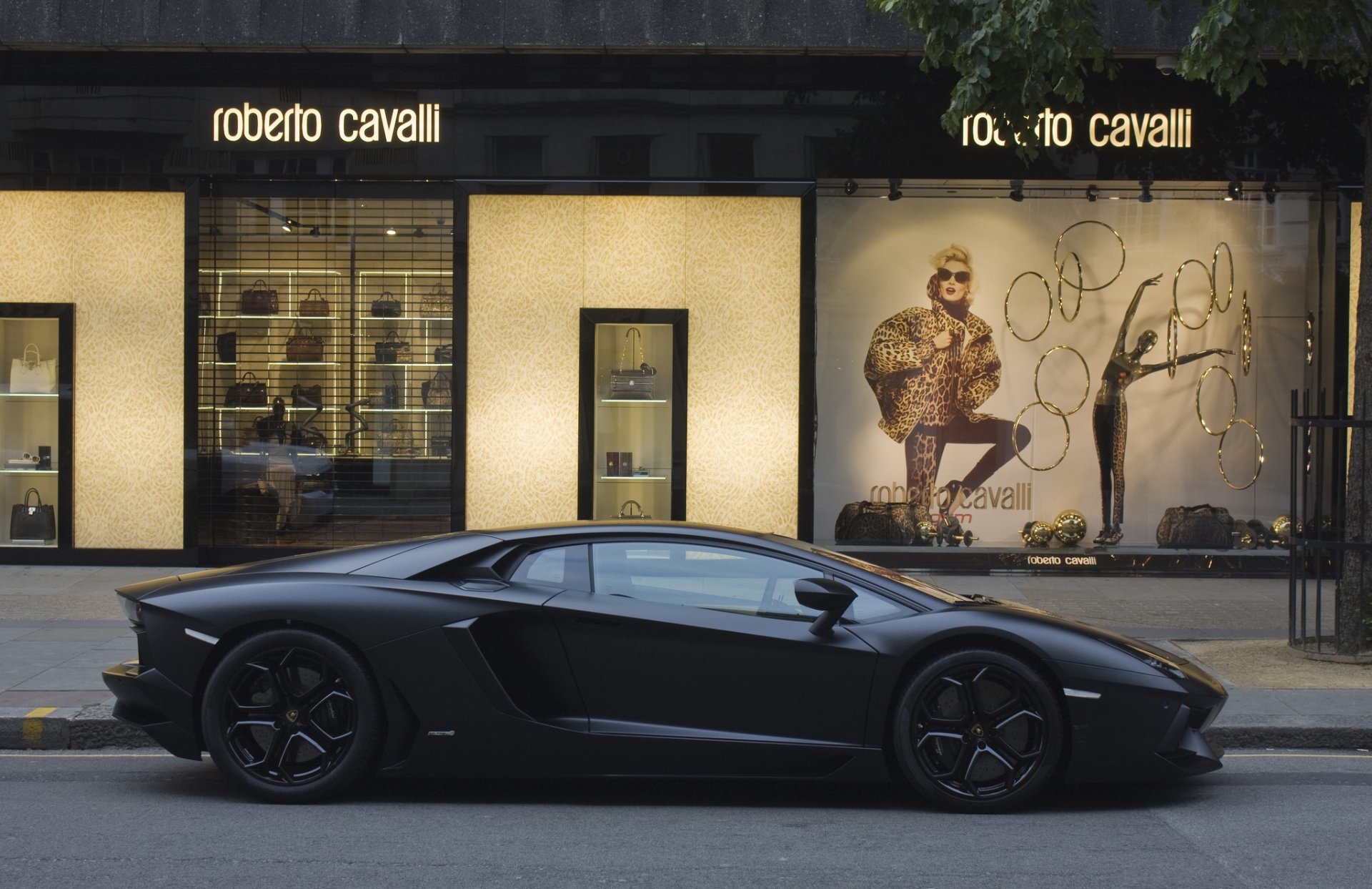 lamborghini aventador lp700 negro mate calle tienda lamborghini aventador negro mate perfil boutique roberto cavalli