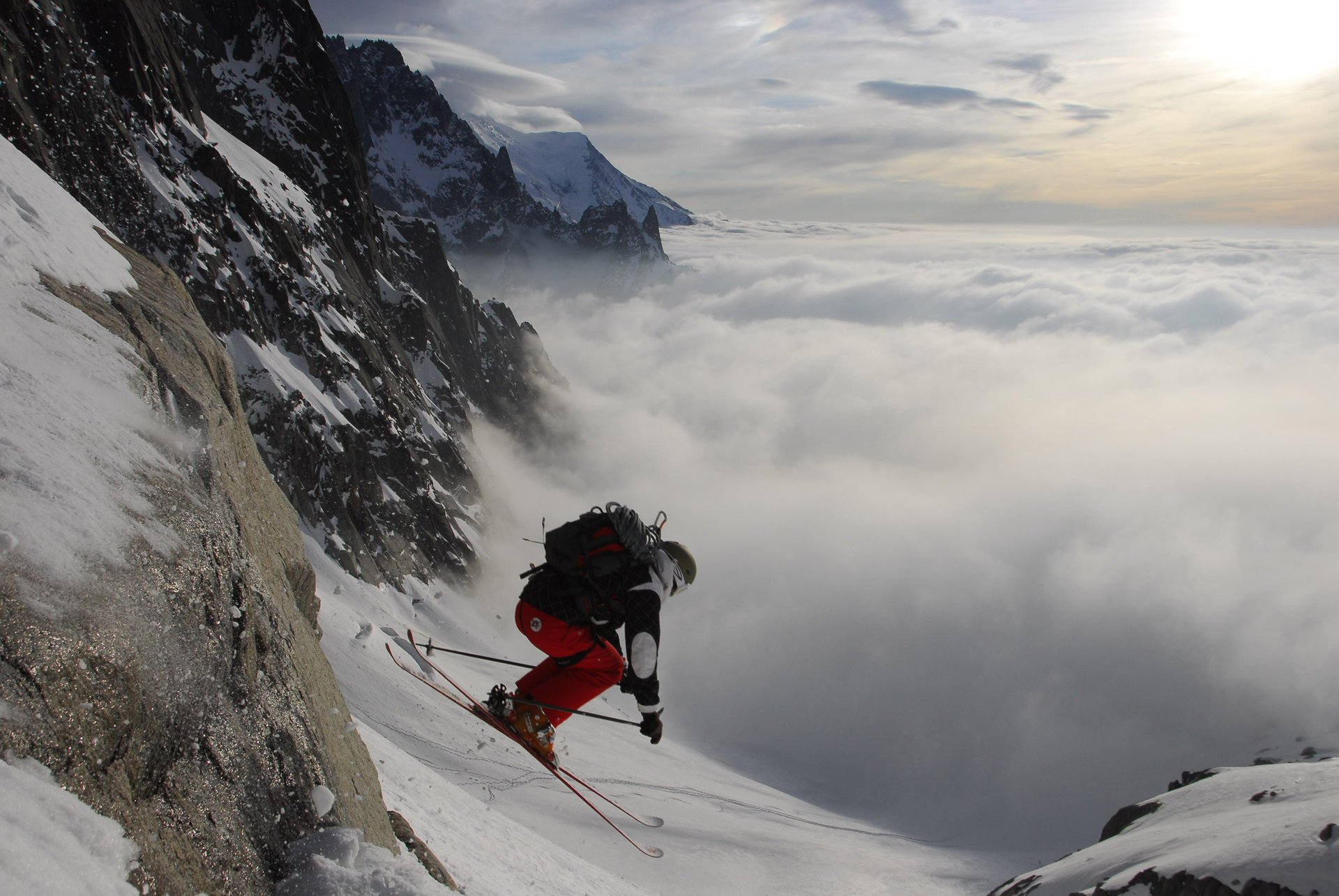 sciatore sport sci cielo neve nuvole discesa montagna