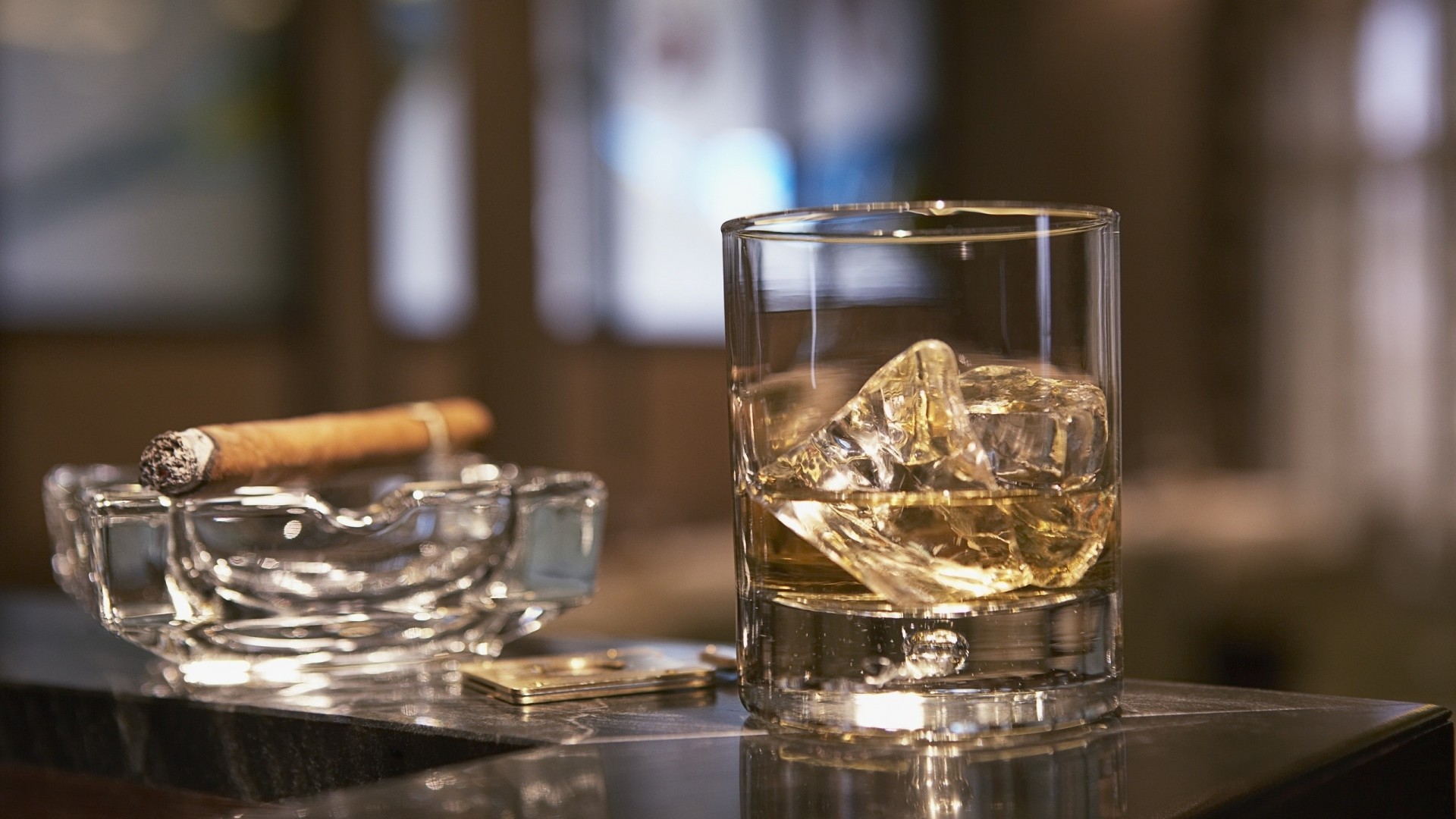 whisky hielo cigarro vidrio cenicero