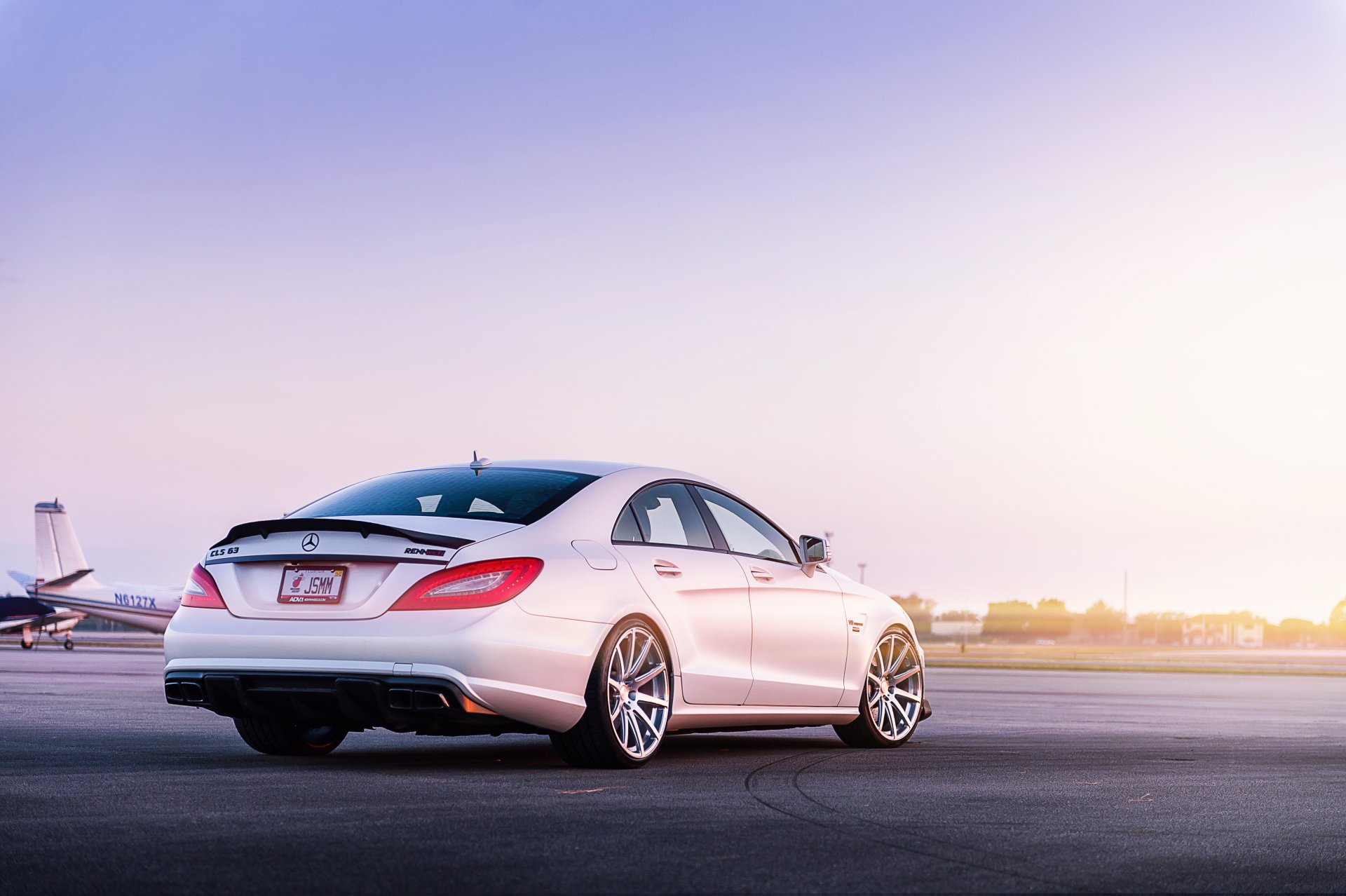 mercedes-benz renntech cls-klasse cls 63 c218 weiß hinten mercedes benz flugplatz flugzeug himmel blendung