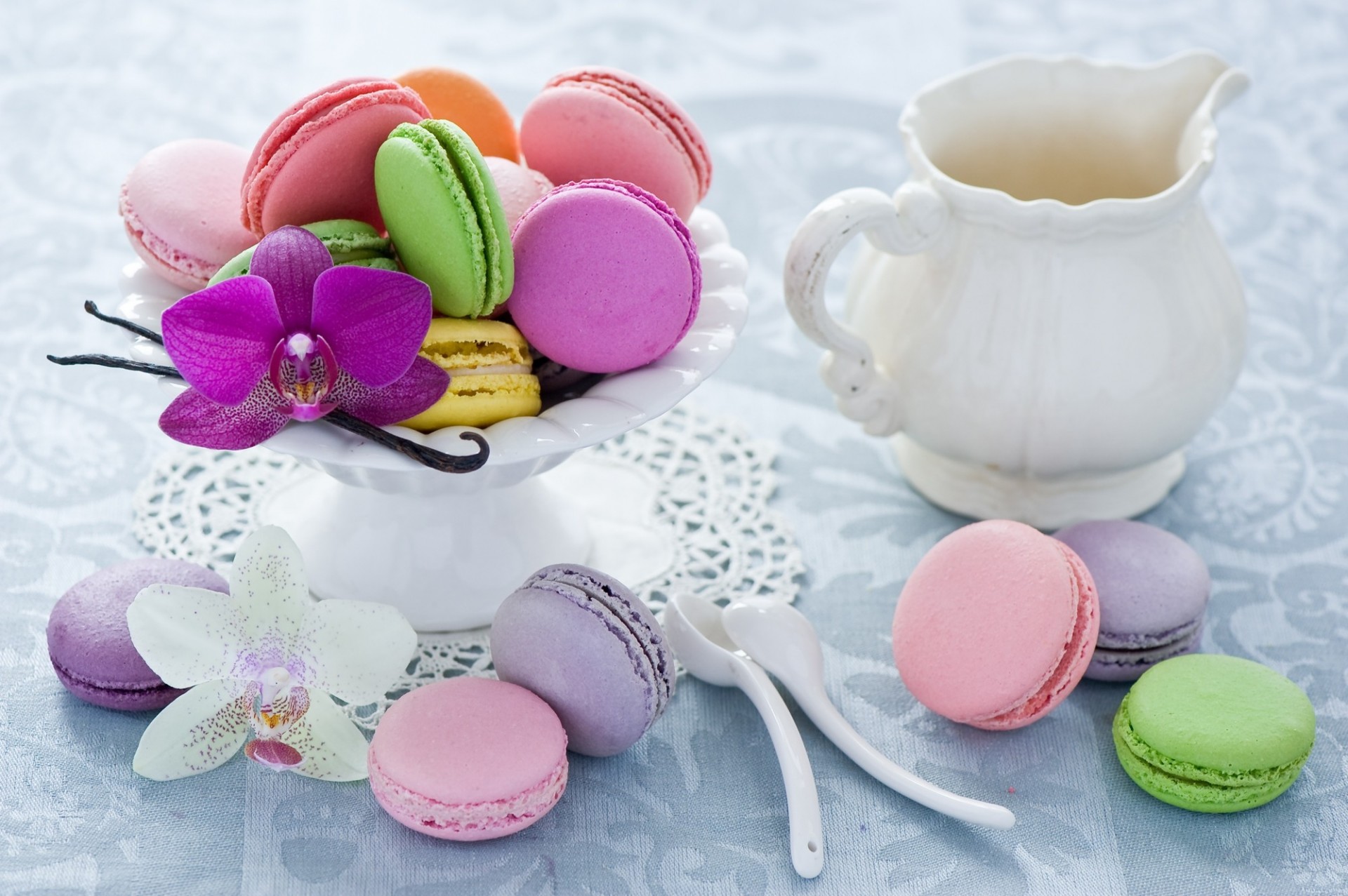 löffel macaron dessert makkaroni weiß geschirr sortiert rosa mehrfarbig orchidee kekse krug