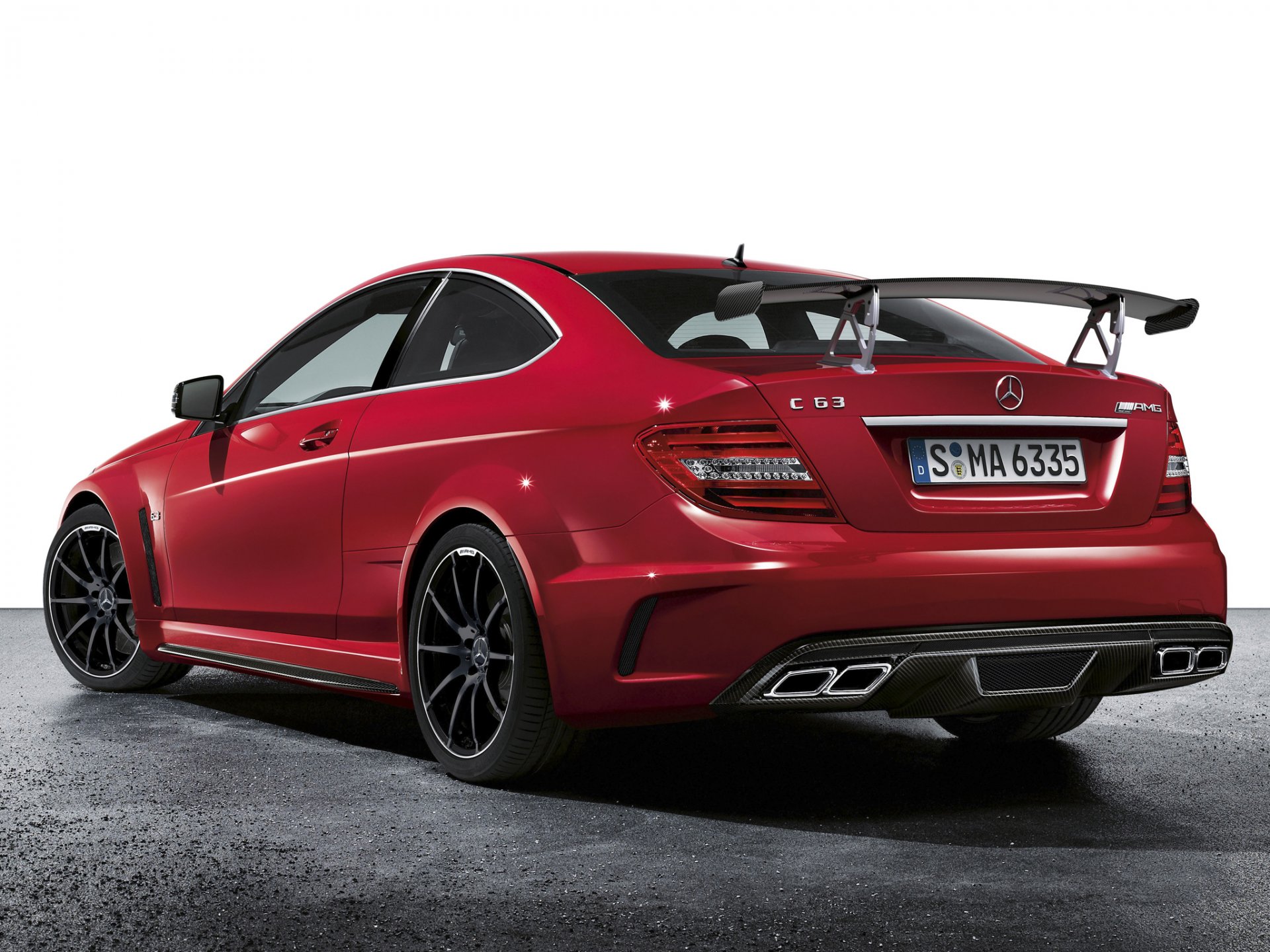 mercedes-benz c63 amg black series купе мерседес ц63 амг блэк сириэс красный суперкар вид сзади спойлер антикрыло