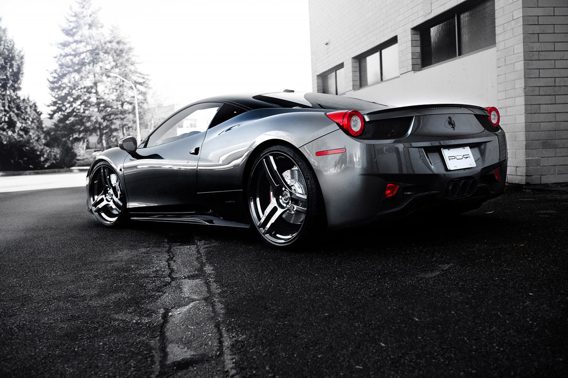 ferrari 458 italia plateado ruedas ferrari italia plata vista trasera llantas negras edificio árboles