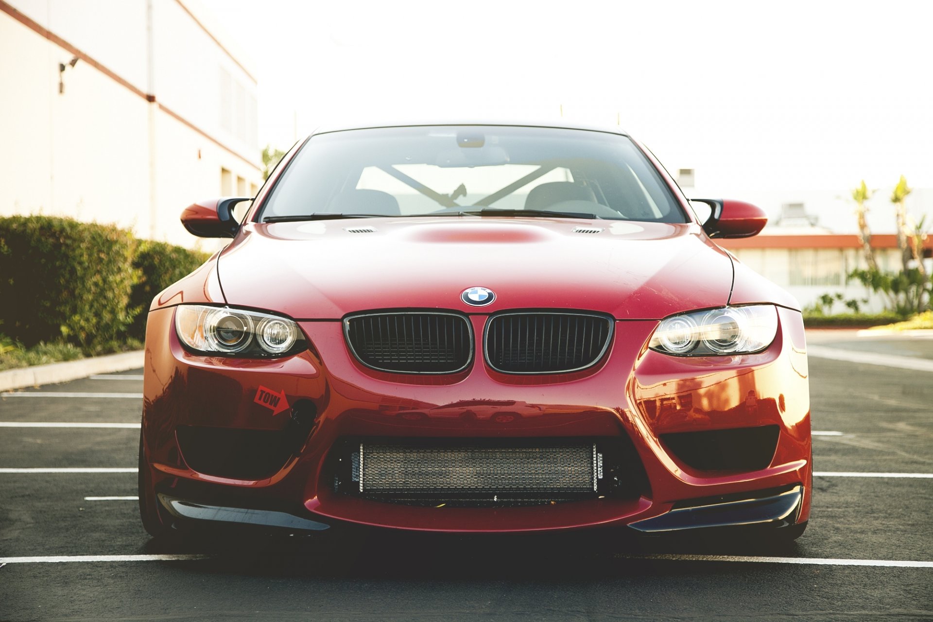 bmw m3 e92 rouge bmw rouge avant parking bâtiment ciel