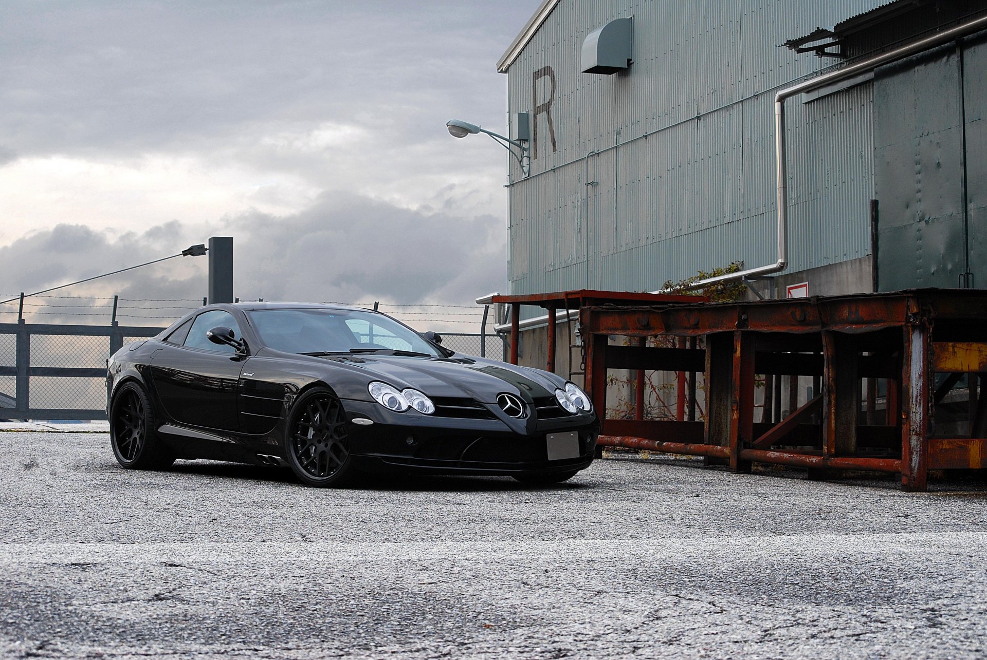 mercedes benz slr mclaren noir mercedes benz slr mclaren vue de face bâtiment rampe lanterne