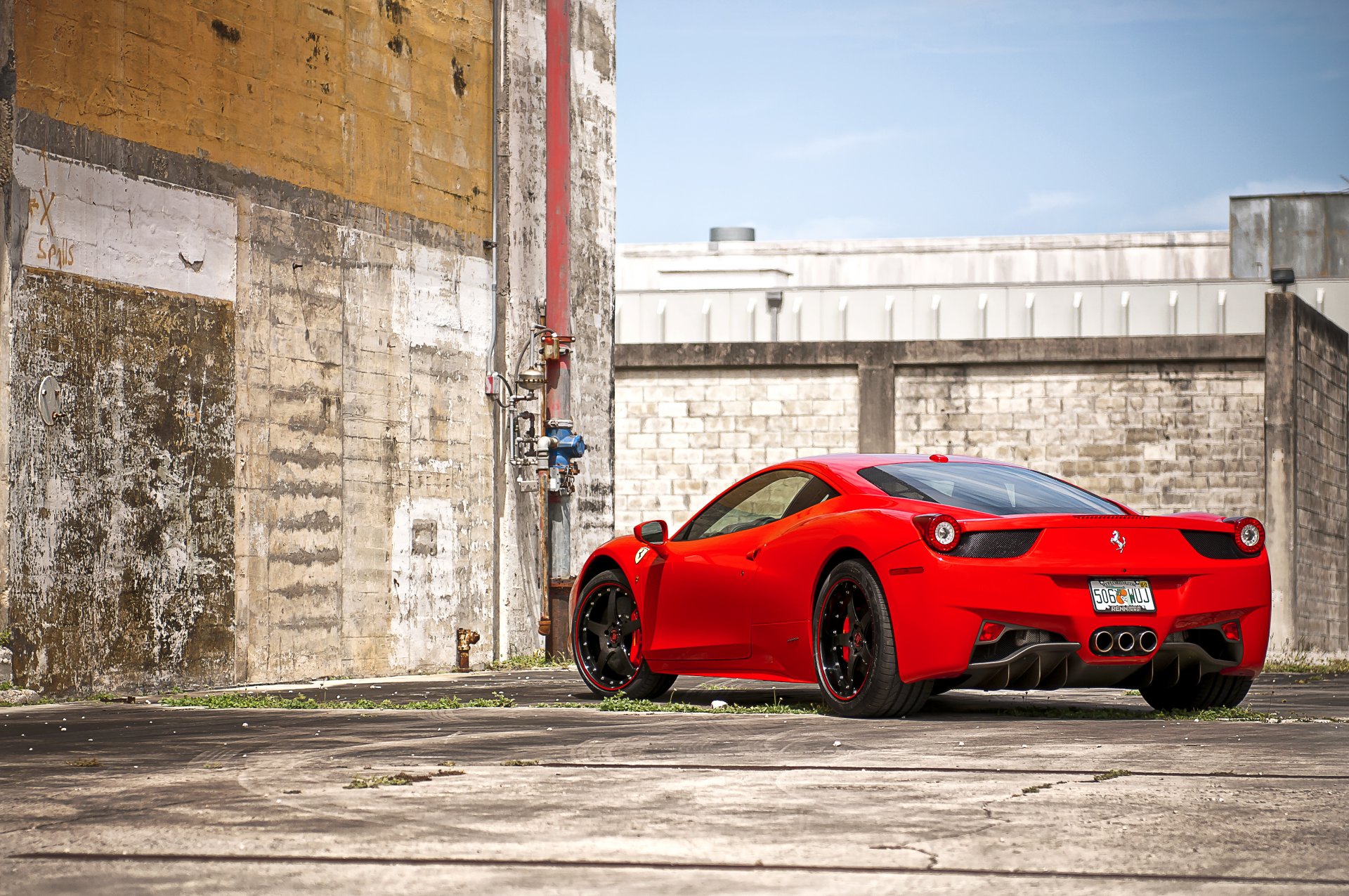 ferrari 458 italia rouge noir roues ciel nuages ferrari italie rouge mur tuyau brique clôture