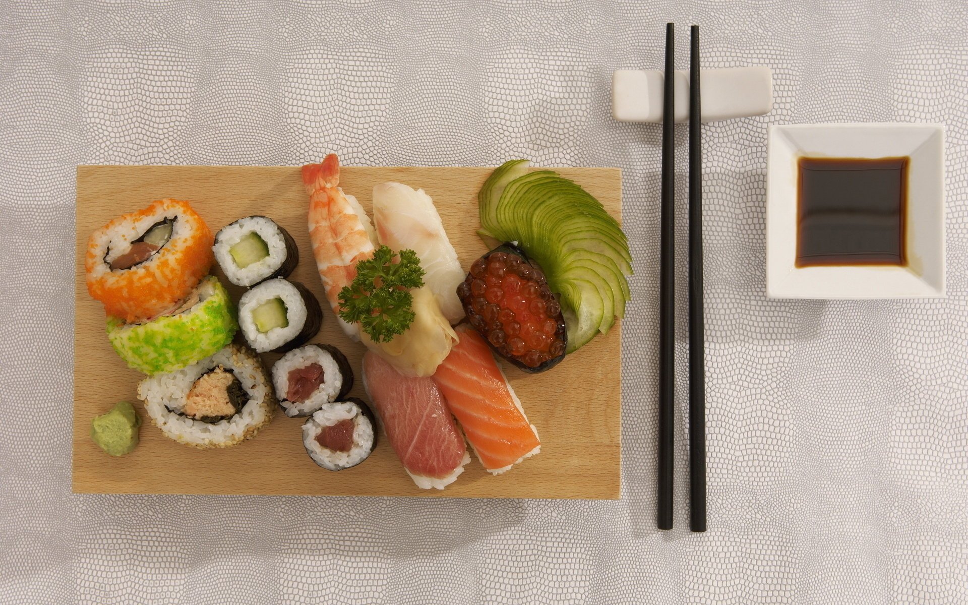 essen meeresfrüchte roter kaviar essen brötchen sushi