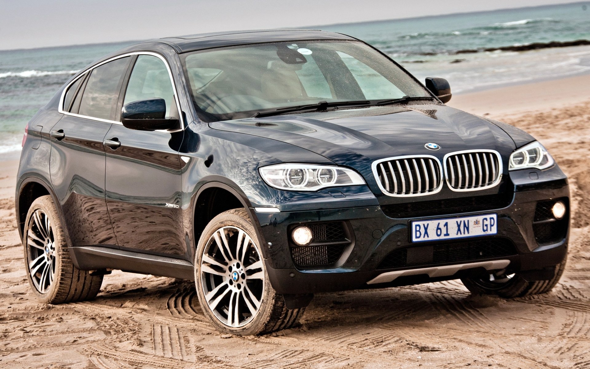 bmw x6 xdrive50i бмв икс6 джип передок синий пляж.песок горизонт завален