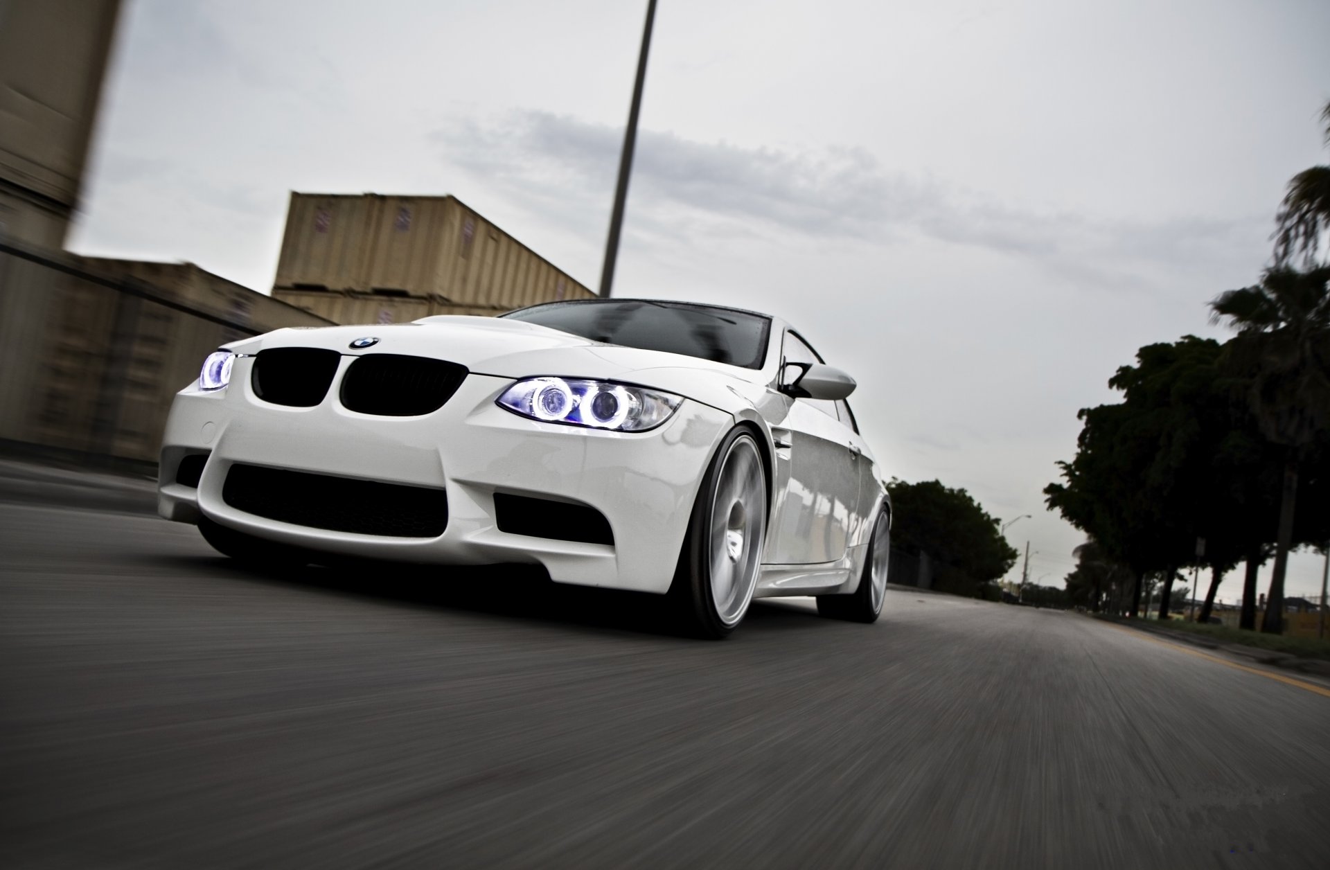 bmw m3 e92 weiß straße geschwindigkeit bmw tageslicht container palmen himmel