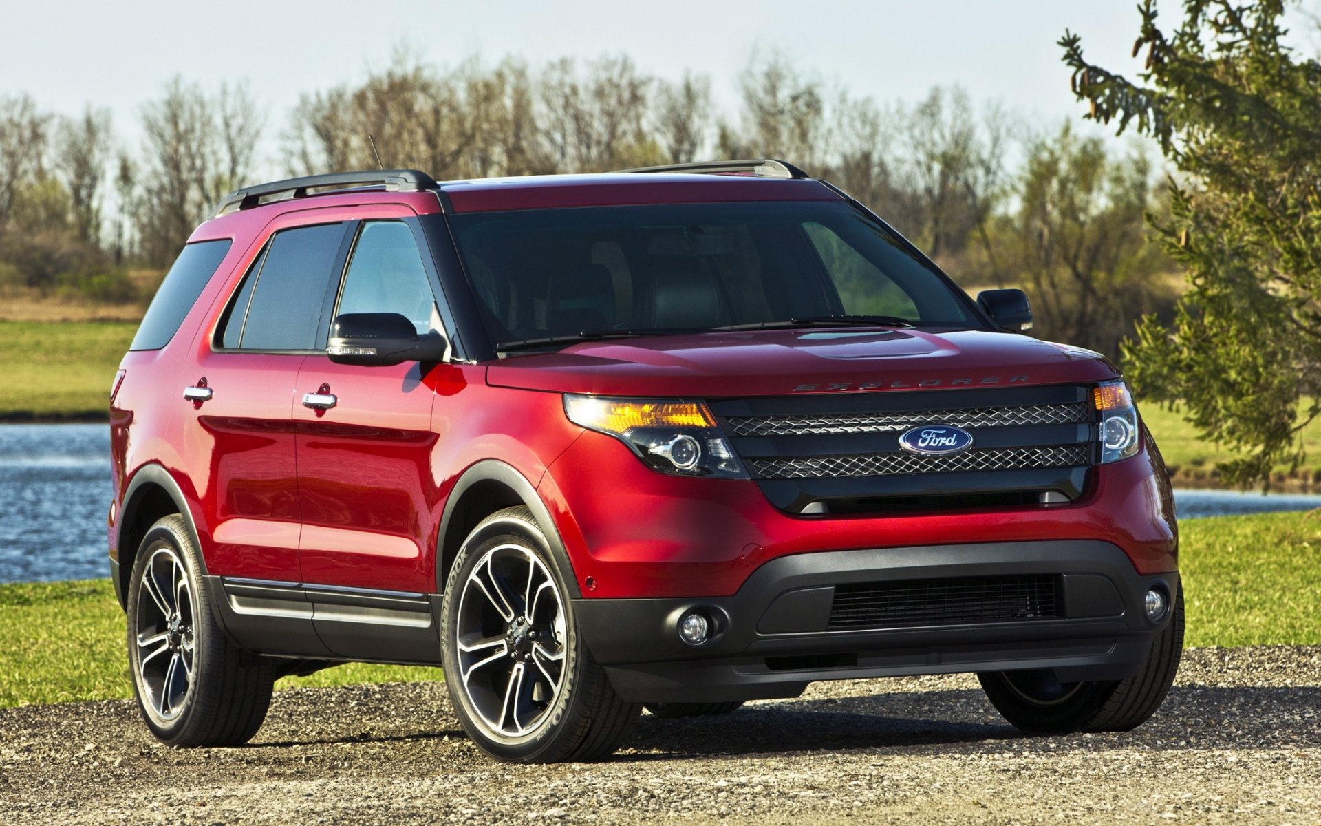 ford explorer sport explorer jeep anteriore rosso cerchi alberi acqua cielo